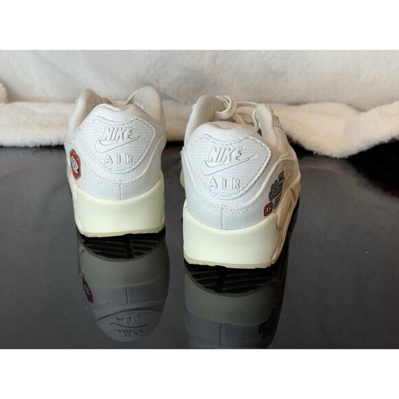 Nike Air Max 90 SE Women's Shoes Size 8 The Future Is Equal FD0867-133 Sail Lips - Picture 6 of 9